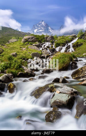 Il primo cascate del grande fiume Po', Crissolo, Po' Valley, Distretto di Cuneo, Piemonte, Italia. Foto Stock