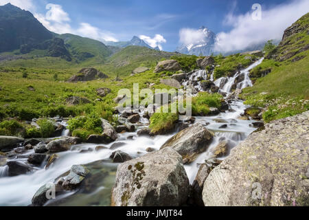 Il primo cascate del grande fiume Po' sotto il Monviso, Crissolo, Po' Valley, Distretto di Cuneo, Piemonte, Italia. Foto Stock