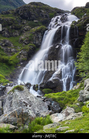 Il primo cascate del grande fiume Po' sotto il Monviso, Crissolo, Po' Valley, Distretto di Cuneo, Piemonte, Italia. Foto Stock