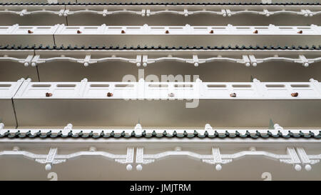 Vista dal di sotto di diversi stile cinese dei balconi di un hotel moderno edificio. Foto Stock