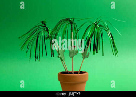 Cactus stuzzicadenti piantato in un vaso come un vero e proprio. Verde su verde. Colore minima ancora vita fotografia Foto Stock