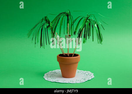 Cactus stuzzicadenti piantato in un vaso come un vero e proprio. Verde su verde. Colore minima ancora vita fotografia Foto Stock