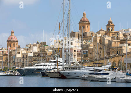 Malta, La Valletta, 3-città, Grand Harbour, yacht nel porto di Birgu, Foto Stock