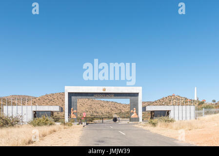 A Windhoek, Namibia - Giugno 16, 2017: l'ingresso a eroi di acro, un funzionario memoriale di guerra della Repubblica di Namibia a sud di Windhoek, i capi Foto Stock