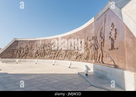 A Windhoek, Namibia - Giugno 16, 2017: un Murale in bronzo a eroi di acro, raffigurante la lotta dei popoli indigeni di namibiani, a eroi acro a sud di Windh Foto Stock