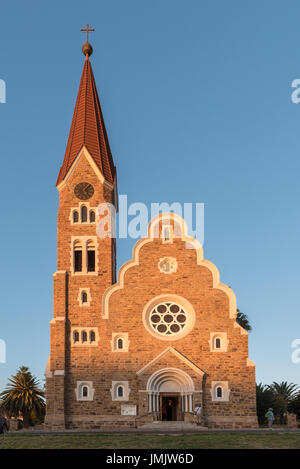 A Windhoek, Namibia - Giugno 16, 2017: La Christuskirche, uno storico tedesco chiesa luterana in Windhoek al tramonto Foto Stock