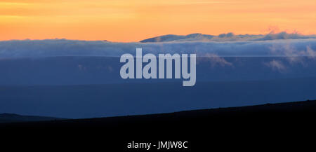 Spettacolari blue layered gamme della montagna di Silhouette. tramonto paesaggio in Islanda. Foto Stock