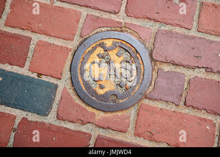 Vecchio di ferro arrugginito gas punto di accesso in rosso mattone marciapiede Boston STATI UNITI D'AMERICA Foto Stock