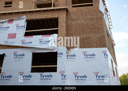 Tyvek homewrap a costruire nuovi edifici di appartamenti in costruzione Boston STATI UNITI D'AMERICA Foto Stock