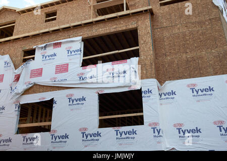 Tyvek homewrap a costruire nuovi edifici di appartamenti in costruzione Boston STATI UNITI D'AMERICA Foto Stock