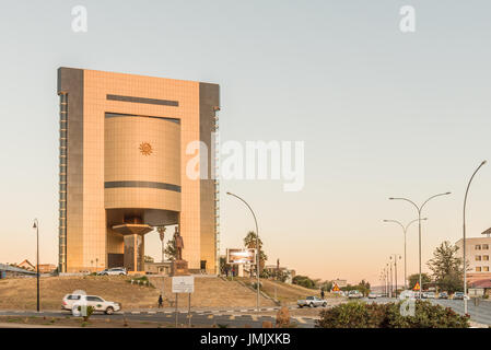 A Windhoek, Namibia - Giugno 16, 2017: una scena di strada con l'indipendenza Memorial al tramonto a Windhoek, la città capitale della Namibia Foto Stock