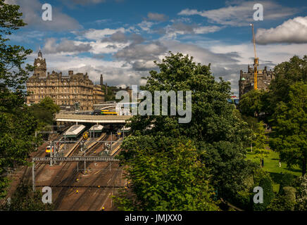 Vista del convoglio ferroviario linee in stazione di Waverley e da Princes Street Gardens e landmark Rocco Forte Balmoral Hotel, Edimburgo, Scozia, Regno Unito Foto Stock