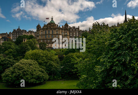 Vista da Princes Street di Bank of Scotland sede scozzese, Lloyds Banking Group, il tumulo, centro di Edimburgo landmark, Scotland, Regno Unito Foto Stock