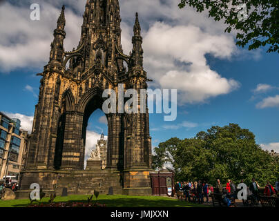 Monumento di Scott, Princes Street, Edimburgo, Scozia, da George Meikle Kemp con statua di Sir Walter Scott da John Steell Foto Stock