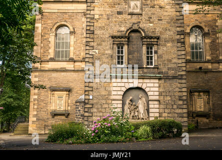 Finestre ad arco di St Cuthbert, Lothian Road, Edimburgo, con Memorial Sculpture di Rev David Dickson da Alexander Handyside Ritchie Foto Stock