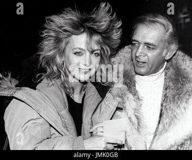 © RTMcbride / MediaPunch Goldie Hawn (primi anni ottanta) lasciando il CARLYLE HOTEL NEW YORK CITY CREDIT TUTTI GLI USI Foto Stock