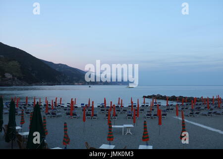 Sulla spiaggia di Monterosso in serata in cinque terre, Italia Foto Stock