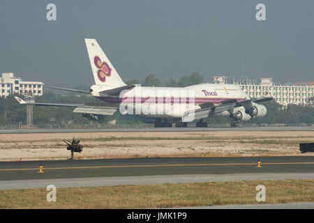 CHIANGMAI , Tailandia- 12 GENNAIO 2008 : HS-TGA Boeing 747-400 di Thaiairway. Taxi al terminal dell aeroporto di Chiangmai, di volo da Bangkok Suvarnabhumi, Foto Stock