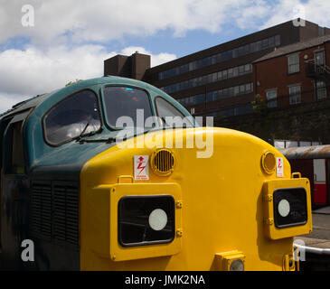 East Lancashire Railway ELR British Railways ferrovia BR Classe 37 Locomotive diesel raccolto vicino naso giallo estremità anteriore con codice di testa caselle e cielo blu Foto Stock