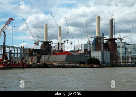 L'iconica Battersea Power Station, Londra UK sotto estesi lavori di riqualificazione. Preso da una barca sul fiume Tamigi Foto Stock