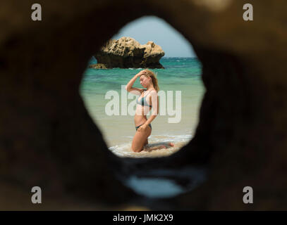 Giovane donna a prendere il sole. Tarifa, Costa de la Luz, Cadice, Andalusia, Spagna. Foto Stock