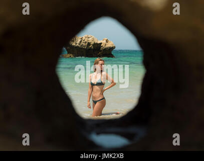 Giovane donna a prendere il sole. Tarifa, Costa de la Luz, Cadice, Andalusia, Spagna. Foto Stock