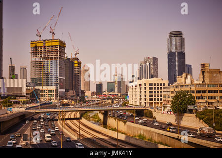 Tel Aviv - 10.04.2017: Ayalon strada e il traffico a Tel Aviv, di giorno Foto Stock