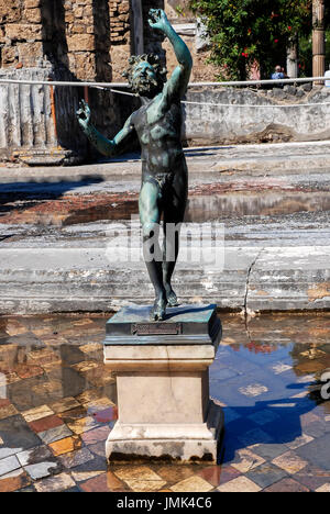 Pompei statua del Satiro danzante Foto Stock