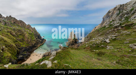 Porthmoina cove guardando verso Bosigran cliff , sito di un età di ferro e di liquidazione e un preferito per arrampicatori. Foto Stock