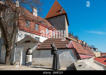Vista della Città Vecchia e il cancello dal re danese giardino. Tallinn, Estonia, Europa Foto Stock