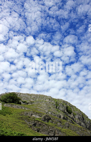 Altocumulus nuvole sopra il Great Orme, Llandudno, Galles Foto Stock