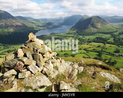 Vista di crummock acqua da loweswater fells, cumbria, Regno Unito Regno Unito Foto Stock