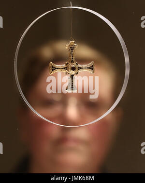 Mostra officer Marie-Therese Mayne guarda al St Cuthbert's oro e granato croce pettorale presso la Cattedrale di Durham, uno di una serie di notevoli artefatti anglosassone che sono andati in mostra presso la cattedrale. Foto Stock