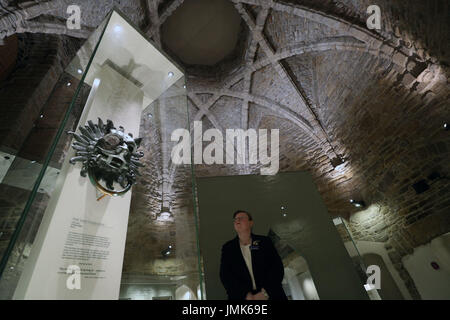 Mostra officer Marie-Therese Mayne guarda al santuario del XII secolo, anello, quale sarebbe stata la porta originale respingente su Durham Cathedral, uno di una serie di notevoli artefatti anglosassone che sono andati in mostra presso la cattedrale. Foto Stock