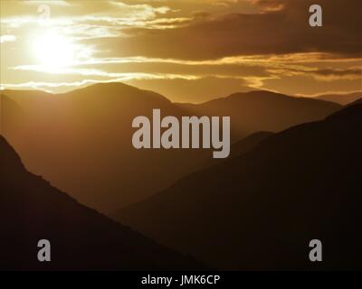 Tramonto su pennini fells da honister pass, Regno Unito Foto Stock