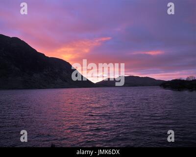 Sunset over Crummock acqua, Cumbria, Regno Unito Foto Stock