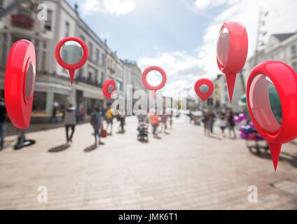 Composito Digitale del puntatore di posizione marcatori in una strada di città Foto Stock