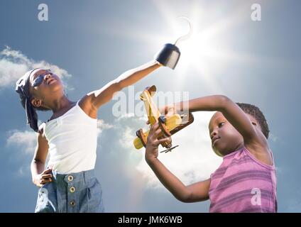 Composito Digitale dei bambini che giocano sotto il sole del cielo Foto Stock