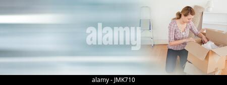Composito Digitale della donna l'apertura di astucci nella sua nuova casa Foto Stock
