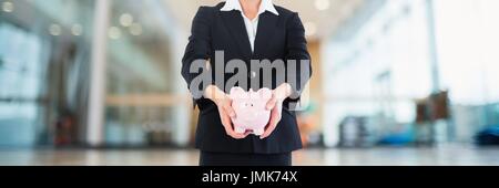 Composito Digitale della donna tenendo un salvadanaio Foto Stock