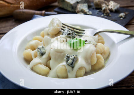 In casa la pasta italiana con gorgonzola formaggio tradizionale Foto Stock