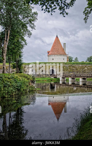 Torre del Castello di Kuressaare, riflessa nell'acqua del fossato, sull'isola di Saaremaa, Estonia Foto Stock