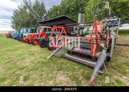 Riunione di vecchi macchinari agricoli, in primo piano mietitrebbia Claas, Blazkov, Repubblica Ceca Foto Stock