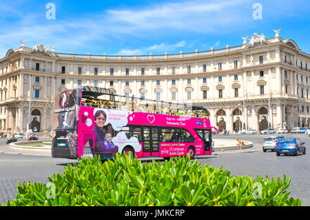 Roma, Italia - 20 Giugno 2016: Turisti in Piazza della Repubblica, importante punto di riferimento turistico nel centro storico di Roma, Italia. Foto Stock