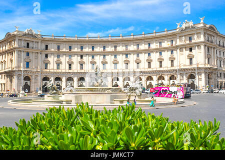 Roma, Italia - 20 Giugno 2016: Turisti in Piazza della Repubblica, importante punto di riferimento turistico nel centro storico di Roma, Italia. Foto Stock