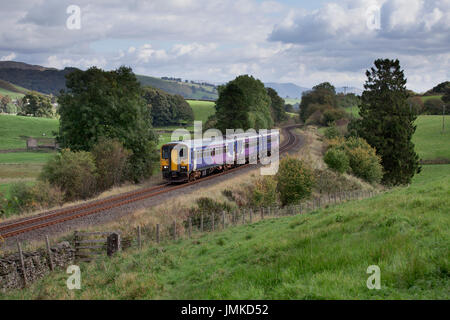 Il 1226 Oxenholme - Windermere ferroviaria settentrionale treno passa Firbank sul Windermere linea di diramazione Foto Stock