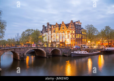 Vista sui canali di Amsterdam e degli argini lungo di essi di notte. Foto Stock