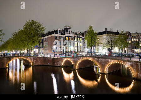 Canali di Amsterdam di notte. Amsterdam è la capitale e la città più popolosa dei Paesi Bassi. Foto Stock