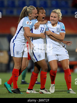 L'Inghilterra del Nikita Parris (centro) celebra il suo punteggio lato il secondo obiettivo del gioco con i compagni di team Toni Duggan (sinistra) e Isobel Christiansen durante il femminile UEFA Euro 2017, Gruppo D match presso il Koning Willem II Stadion, Tilburg. Foto Stock