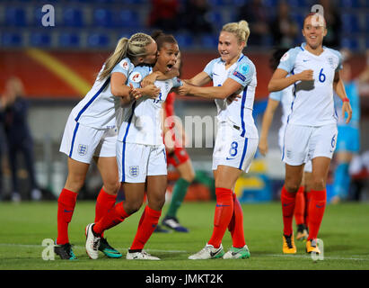 L'Inghilterra del Nikita Parris (centro) celebra il suo punteggio lato il secondo obiettivo del gioco con i compagni di team Toni Duggan (sinistra) e Isobel Christiansen durante il femminile UEFA Euro 2017, Gruppo D match presso il Koning Willem II Stadion, Tilburg. Foto Stock